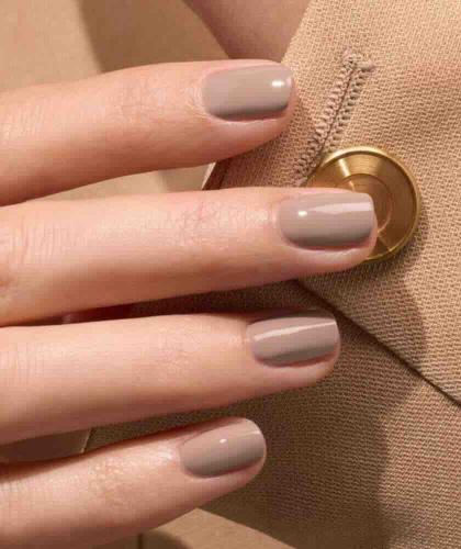 Main féminine avec manucure Dove Beige - vernis pastel aux sous-tons gris GREEN™ Manucurist L'Officina Paris