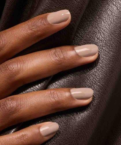 Natural manicure with Dove Beige GREEN™ Manucurist - pastel beige with grey undertones, elegant finish L'Officina Paris