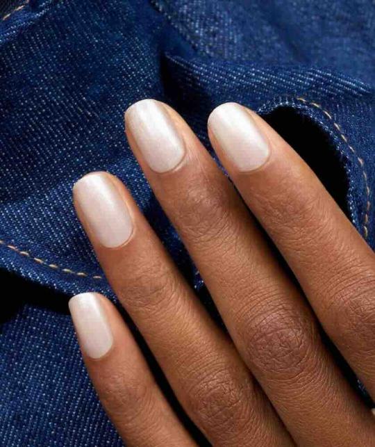 Moon GREEN™ Manucurist on nails - luminous pearly white, timeless and delicate manicure L'Officina Paris