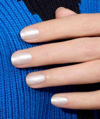 Nageldetail mit Moon Maniküre GREEN™ Manucurist - edles Perlmuttweiß L'Officina Pari