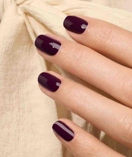 Main avec manucure Aubergine GREEN™ Manucurist dans la vie quotidienne, bordeaux-violet foncé, style glamour L'Officina Paris