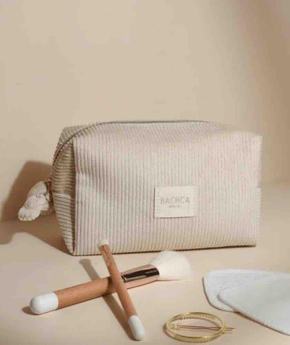 Kosmetiktasche aus Velours von Bachca Paris mit Makeup-Pinsel und Haar Accessoire – stylisches Setup bei L’Officina Paris