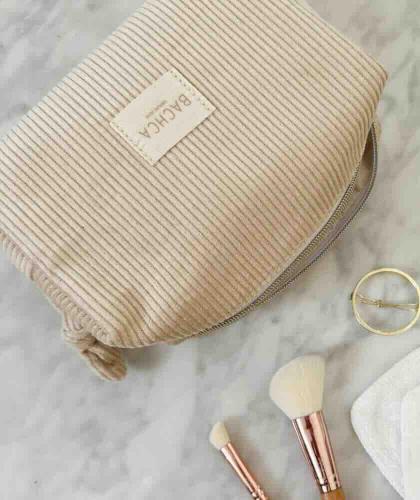 Kosmetiktasche von Bachca Paris – hochwertiges Beauty-Setup mit Make-up-Produkten und Haar-Accessoire bei L’Officina Paris