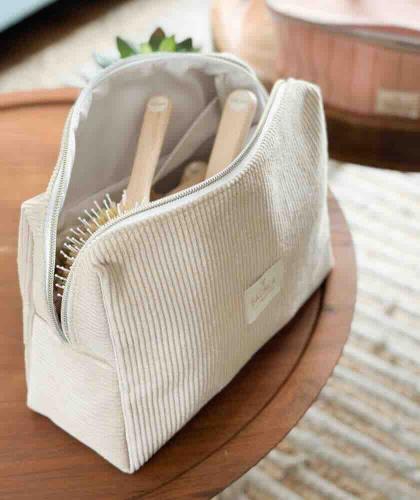 Trousse de toilette velours BACHCA avec essentiels beauté, brosse à cheveux – L’Officina Paris