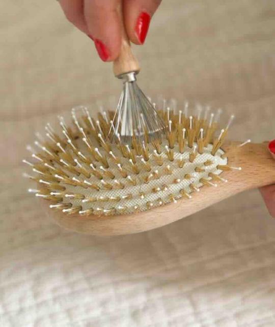Entretien d’une brosse à cheveux avec le peigne nettoyant BACHCA, accessoire beauté - l'Officina Paris
