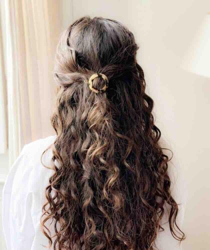 Accessoire cheveux écaille Barrette ronde BACHCA dans cheveux bouclés longs