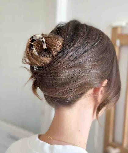 Pic à chignon écaille BACHCA Paris utilisé dans les cheveux, coiffure chic et minimaliste