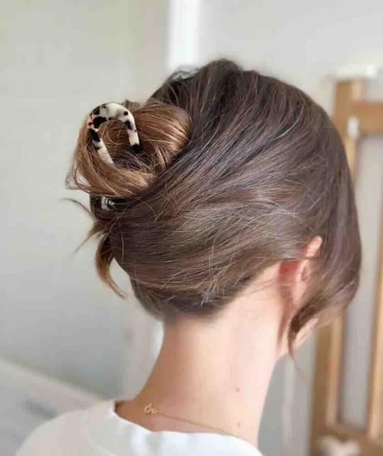 Pic à chignon écaille BACHCA Paris utilisé dans les cheveux, coiffure chic et minimaliste