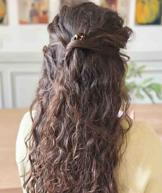 Large French hair pin BACHCA Paris in styled hair, chic and minimalist French hair accessory