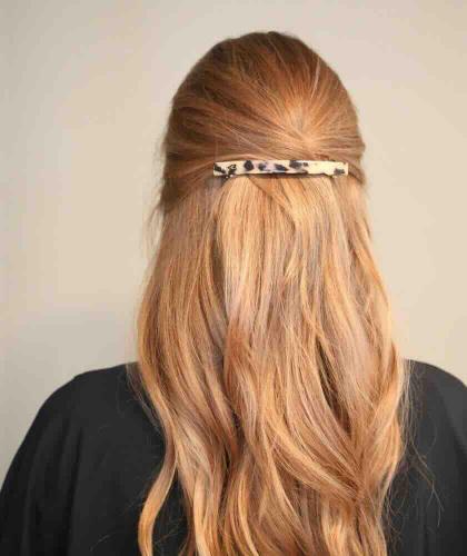 Barrette longue écaille BACHCA Paris en situation coiffure, mise en valeur d’une demi-queue