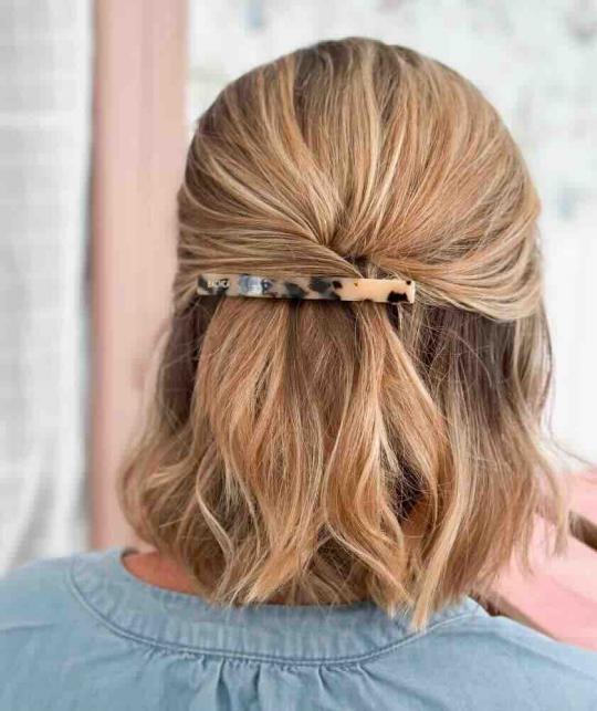 Barrette longue écaille BACHCA Paris fixée sur cheveux mi-longs, look quotidien
