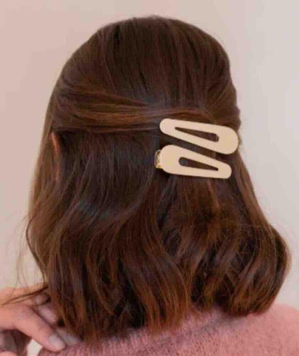 Coiffure féminine avec barrettes Ivoire BACHCA – tenue naturelle et élégante | L’Officina Paris