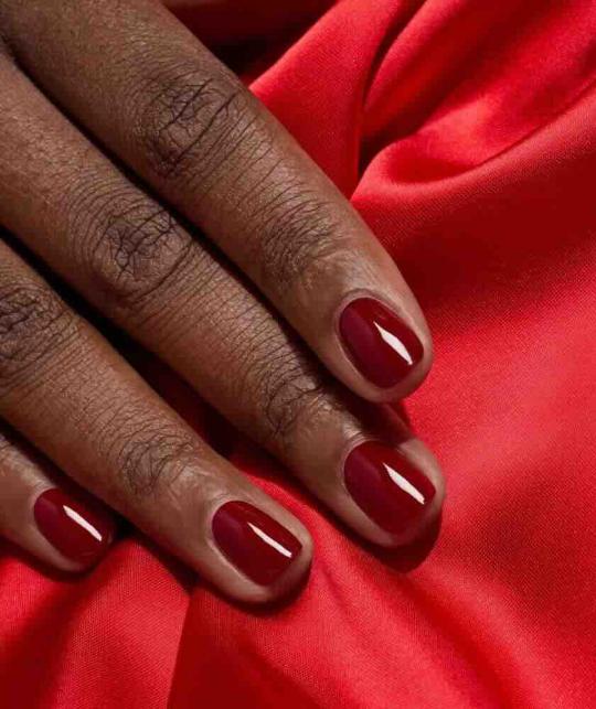 Vernis rouge bordeaux Manucurist Green Dark Pansy l'Officina Paris