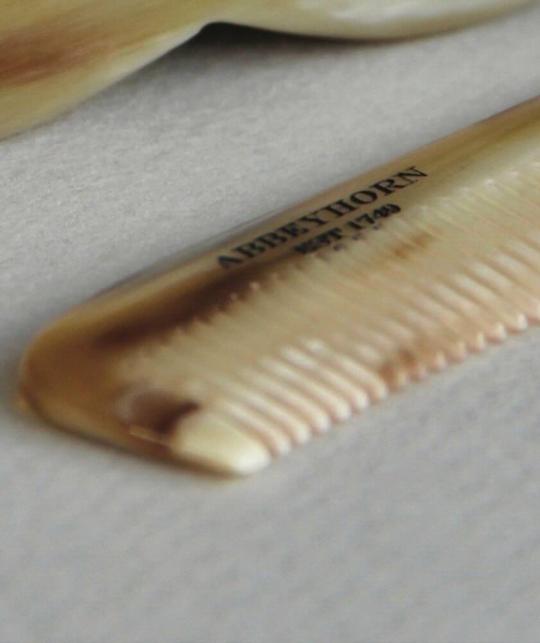 Abbeyhorn 19 cm horn detangling comb with handle – handmade in England