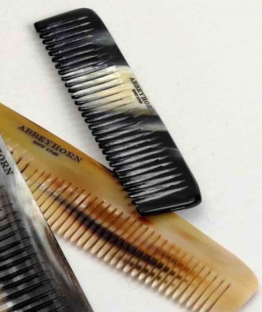 Premium Hornkamm, handgefertigt in England ABBEYHORN - klein, für Haar und Bart - bei l'Officina Paris