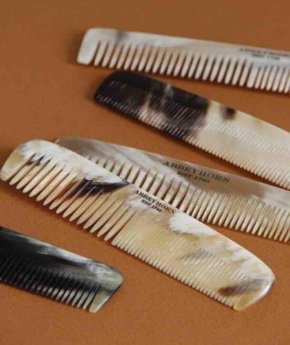 Peignes Abbeyhorn artisanat anglais pour routine cheveux naturel - accessoire luxe l’Officina Paris