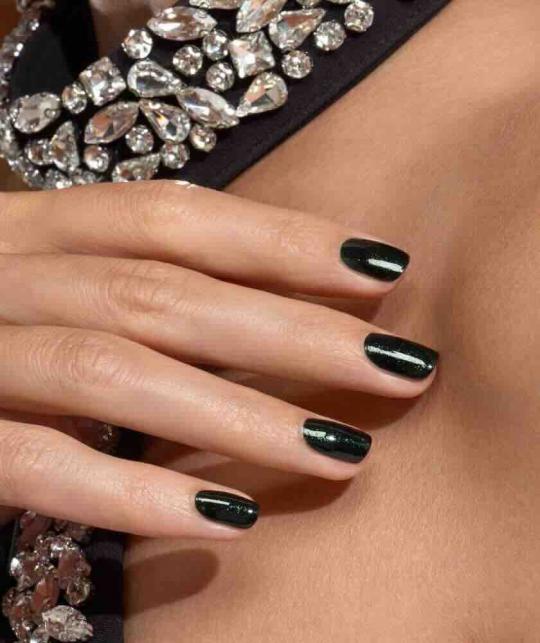 Vernis Green Poison Manucurist Paris sur ongles vert sapin scintillant manucure naturelle – L’Officina Paris