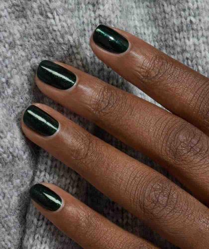Green glitter nail polish Poison Manucurist Paris on nails natural manicure look – L’Officina Paris
