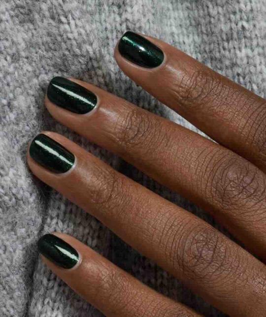 Green glitter nail polish Poison Manucurist Paris on nails natural manicure look – L’Officina Paris