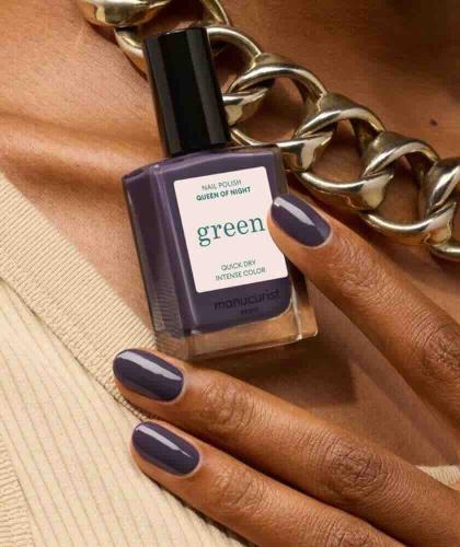 Green Nagellack Queen of Night von Manucurist, sattes Violett mit Grautönen – l’Officina Paris
