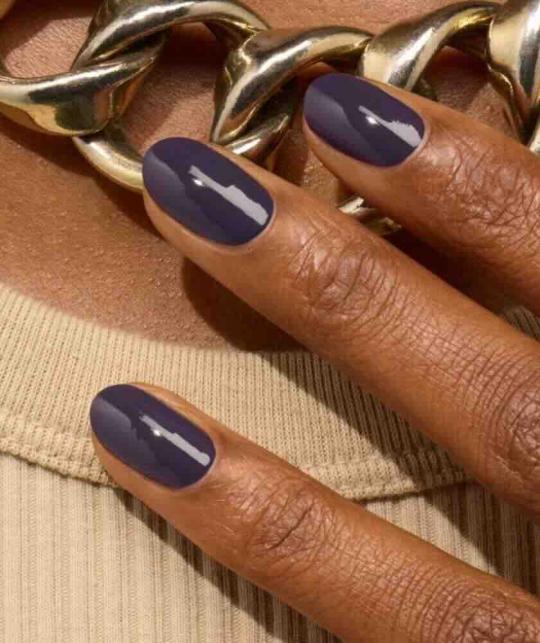 Manucurist Queen of Night, vernis violet profond aux reflets gris – l’Officina Paris