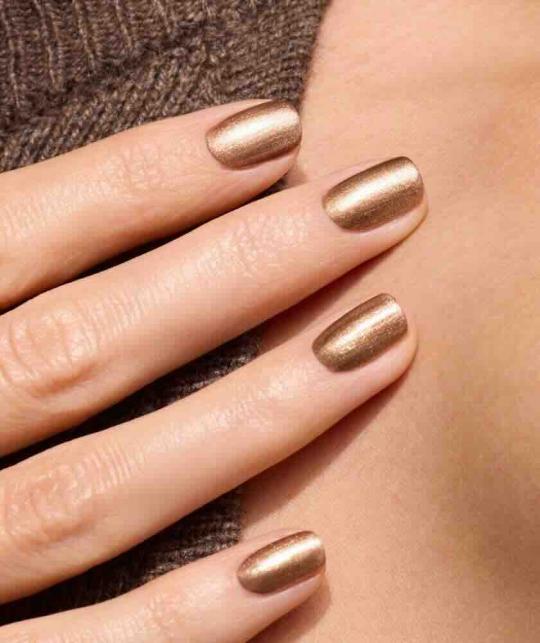 Bronzé, schimmernder kupferbrauner Nagellack GREEN™ Manucurist – strahlende Maniküre
