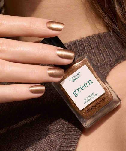 Bronzé, funkelnder Nagellack GREEN™ Manucurist – raffinierte Maniküre