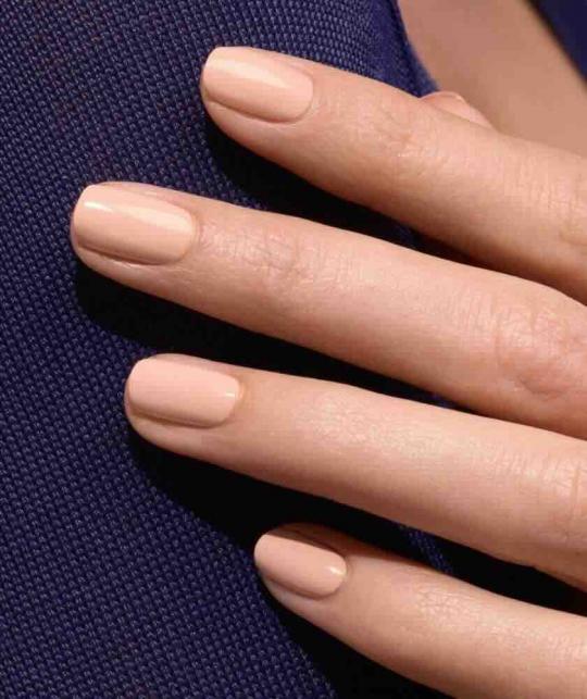 Pink Sand, beige-pink nail polish with subtle orange undertones GREEN™ Manucurist – tender manicure