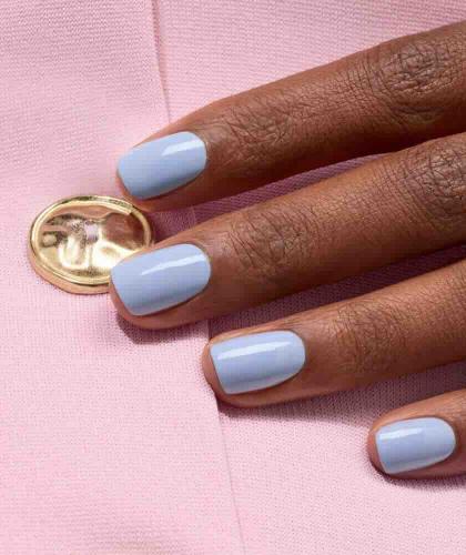 Lilas GREEN™ Manucurist, gros plan manucure bleu pastel, finition douce et brillante