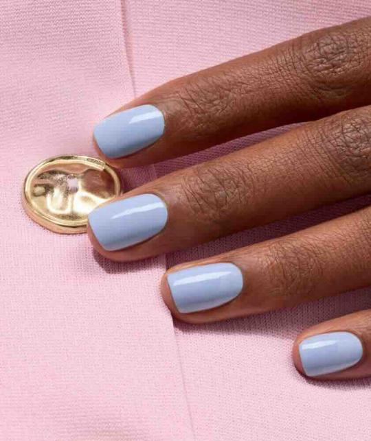 Lilas GREEN™ Manucurist Nahaufnahme pastellblaue Maniküre, fein glänzendes Finish