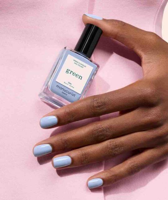 Lilas GREEN™ Manucurist, manucure bleu pastel, image lifestyle élégante