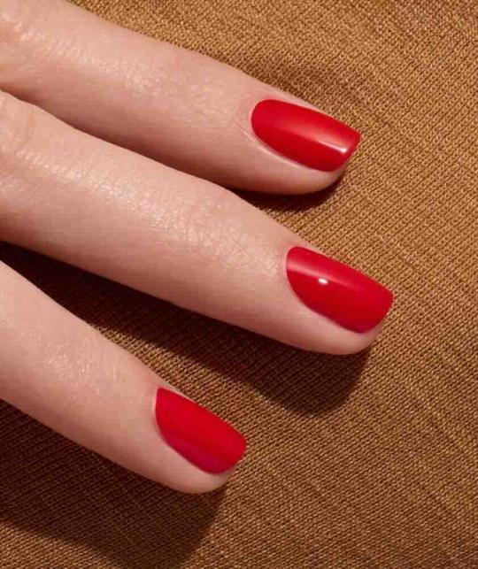 Poppy Red GREEN™ Manucurist, gros plan sur manucure rouge coquelicot, finition brillante