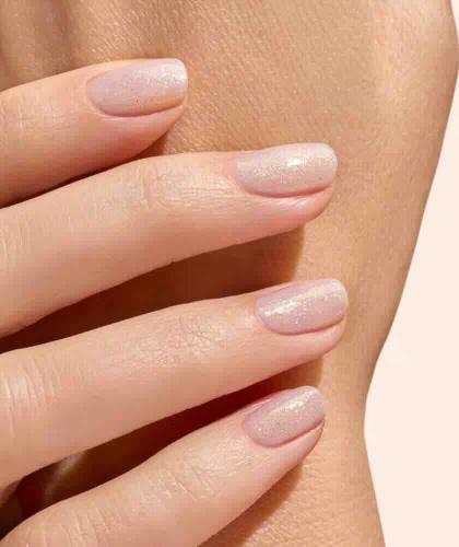 Top Coat Irisé Or GREEN™ Manucurist, manucure sur base nude avec peau naturelle, voile doré lumineux