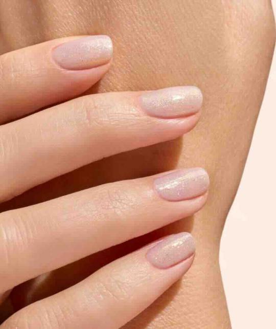 GREEN™ Manucurist Gold Top Coat Maniküre auf Nude-Basis, natürlicher Haut-Look