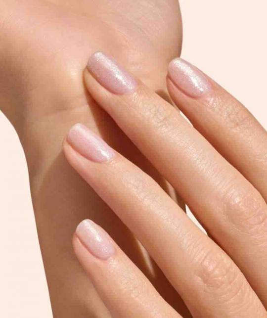 Top Coat Irisé Argent GREEN™ Manucurist, manucure sur base nude avec peau naturelle, voile argenté paillété lumineux