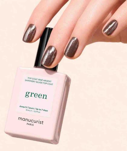 GREEN™ Manucurist Silber Top Coat Maniküre auf braunen Nägeln, Flasche auf beigem Hintergrund