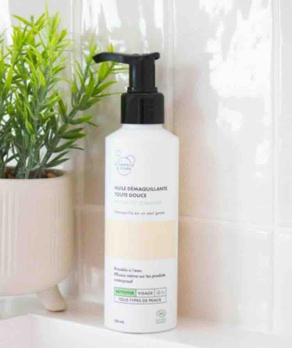 Sweet Almond Cleansing Oil Clémence & Vivien in a bright bathroom – natural skincare Made in France