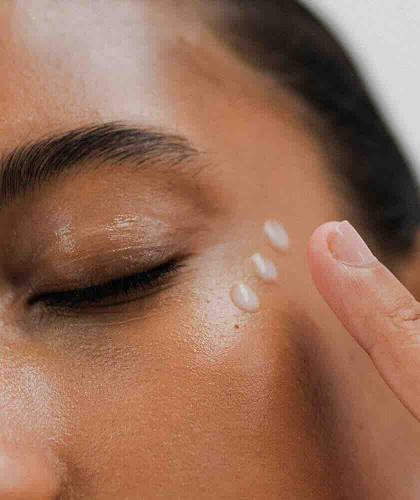 Contour des yeux anti-âge bio Clémence & Vivien – application soin yeux anti-cernes et rides regard fatigué