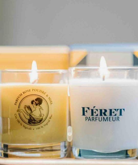 Bougies parfumées Féret Parfumeur Rose Poudrée & Miel et Violette côte à côte