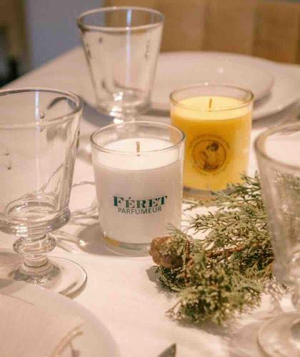 Rose & Honig und Veilchen Duftkerzen von Féret Parfumeur auf einem Tisch im französischen Stil