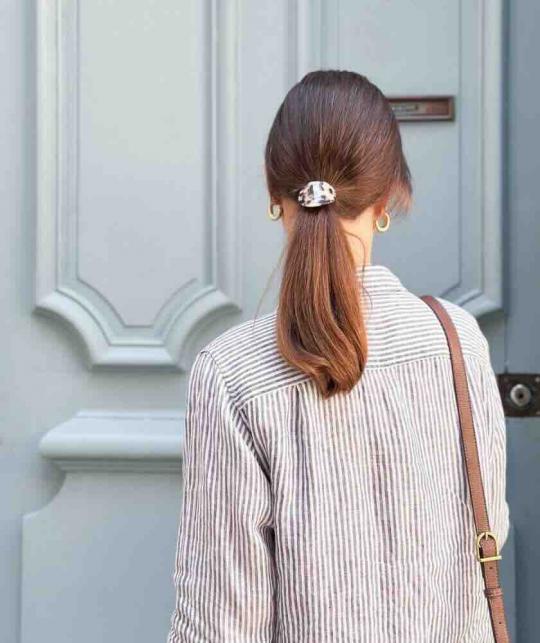 Hair Elastic with Tortoiseshell round charm BACHCA Paris minimalist hair accessory