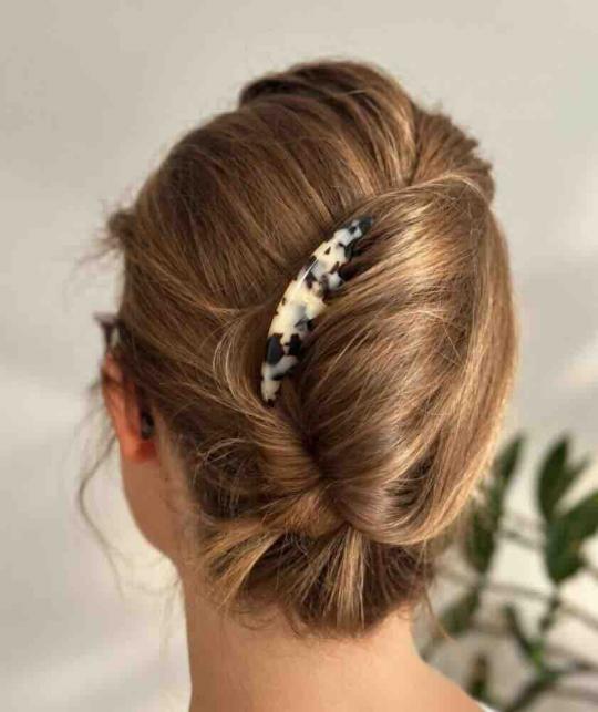 Chignon élégant maintenu avec le peigne chignon écaille BACHCA Paris