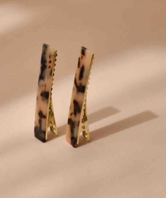 Barrettes plates écaille BACHCA Paris en acétate de cellulose sur fond beige