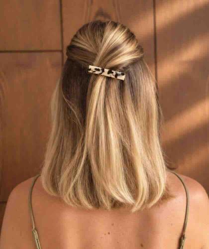 Cheveux mi-longs coiffés en demi-queue avec une barrette plate écaille BACHCA Paris fixant deux mèches à l’arrière de la tête