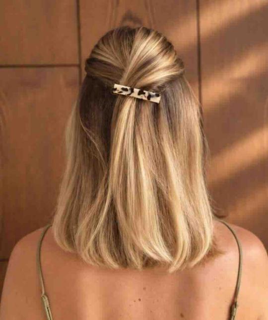 Halbschwanz bei mittellangem Haar mit einer flachen Haarspange in Schildpatt von BACHCA Paris