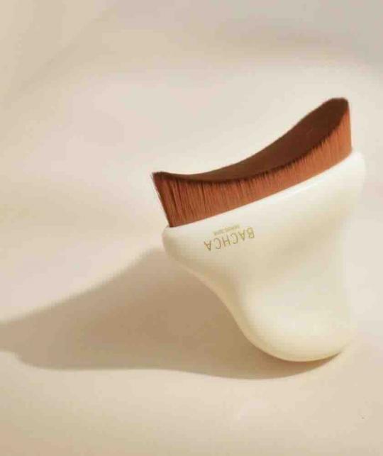 Brosse soin visage BACHCA Paris en fibres de nylon sur fond beige, pour une peau fraîche et visiblement reposée