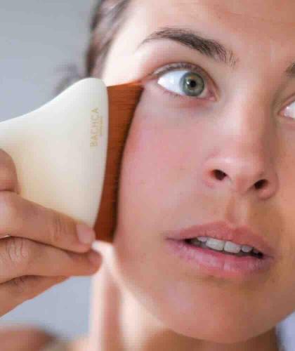 BACHCA Paris Lymphdrainage-Gesichtsbürste bei der Gesichtsmassage auf der Wange
