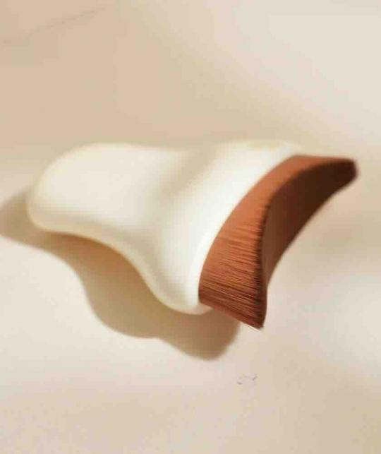Brosse drainage lymphatique visage BACHCA Paris sur fond beige, pour accompagner un rituel de beauté décongestionnant