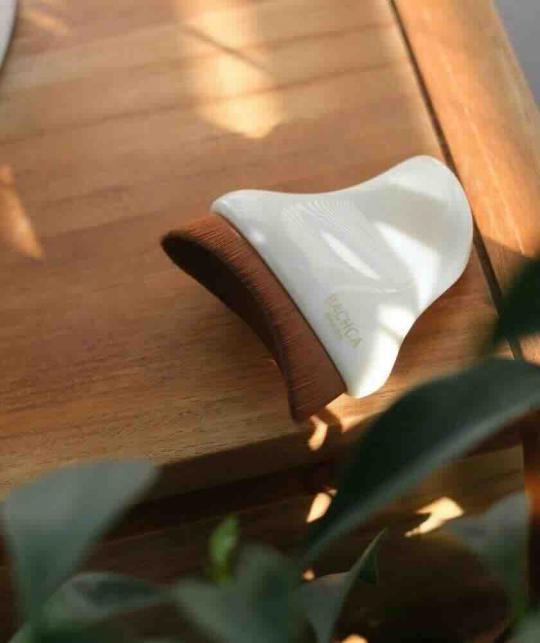 BACHCA Paris Lymphdrainage-Gesichtsbürste, Beauty-Accessoire auf einem Holztisch