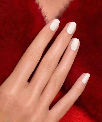Manucure élégante en teinte crème lactée avec vernis GREEN™ Manucurist